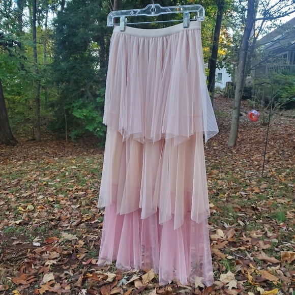 Strut & Bolt Dresses & Skirts - STRUT & BOLT Gradient Style Tiered Mesh Tulle Maxi Skirt Size Med. NEW WITH TAG